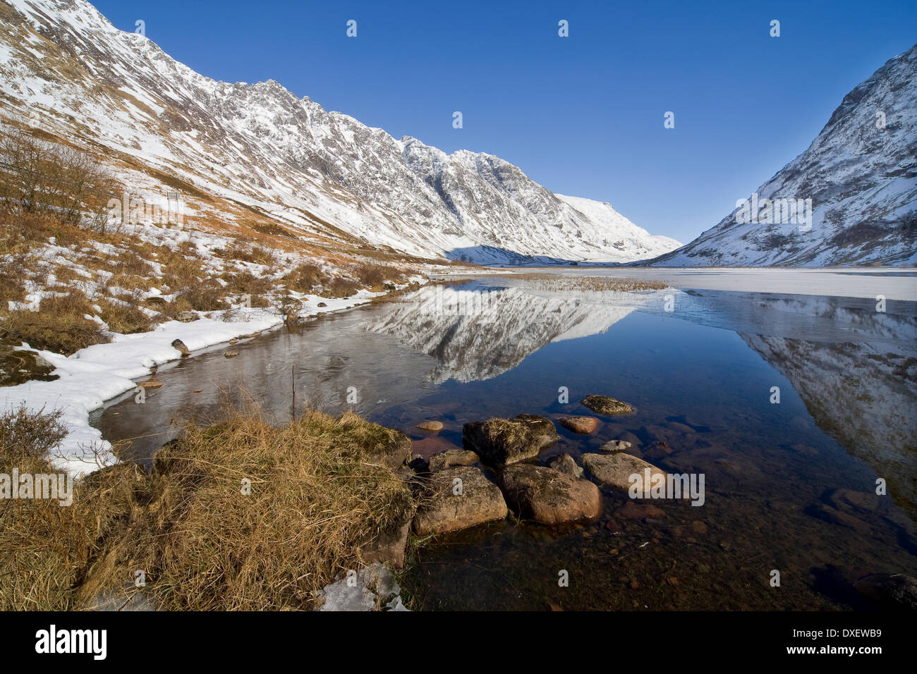 Winter-Reflexionen über Loch Achtriochtan, Pass von Glencoe, West Highlands Stockfoto