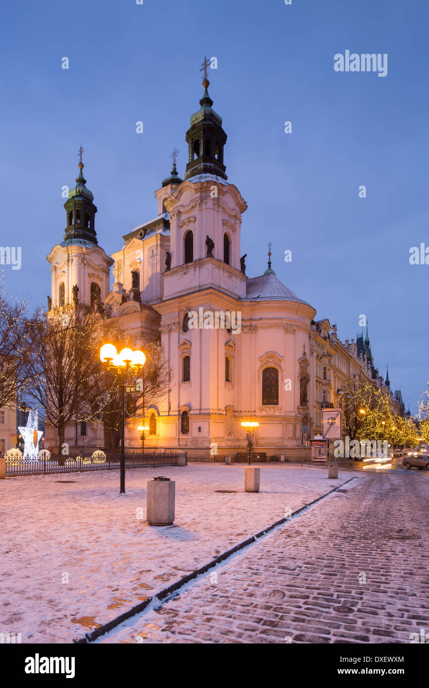 die Kirche des Heiligen Nikolaus mit ein paar Brocken von Schnee und Weihnachtsbeleuchtung in der Altstädter Ring, Prag, Tschechische Republik Stockfoto