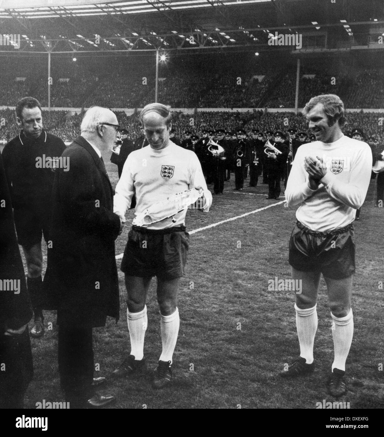 Bobby Charlton präsentierte sich am 21. April 1970 in Wembley mit Silbersalver für seine 100. England-Kappe, beobachtet von Bobby Moore Stockfoto