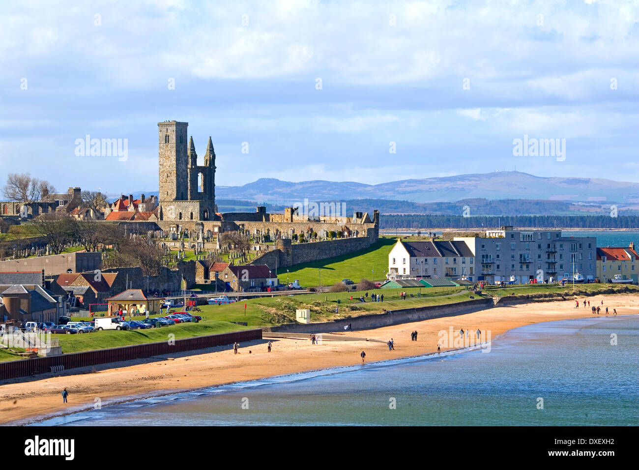 Tele-Blick Richtung St. Andrews Strand, Hafen und Kathedrale, Fife Stockfoto