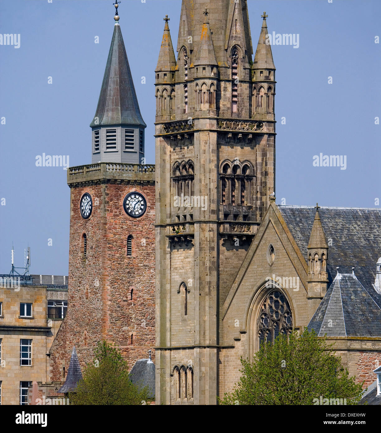 Zwei Kirchen auf dem Fluss vorne, Inverness, Schottisches Hochland. Stockfoto