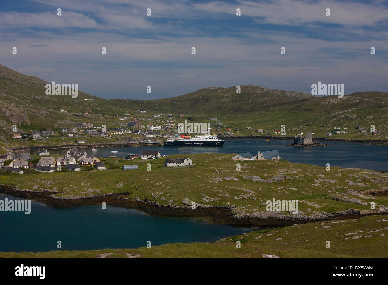Tele-Blick in Richtung Castlebay und Kisimul Castle, Isle of Barra, äußeren Hebriden. Stockfoto
