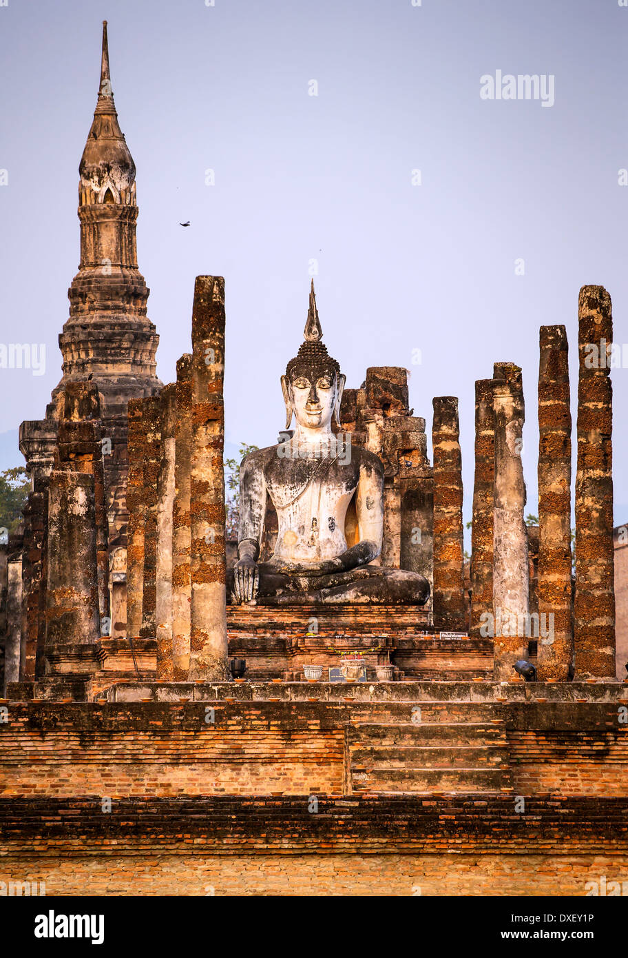 Buddha-Statue im Tempel Wat Mahathat, Sukhothai Historical Park, Thailand Stockfoto