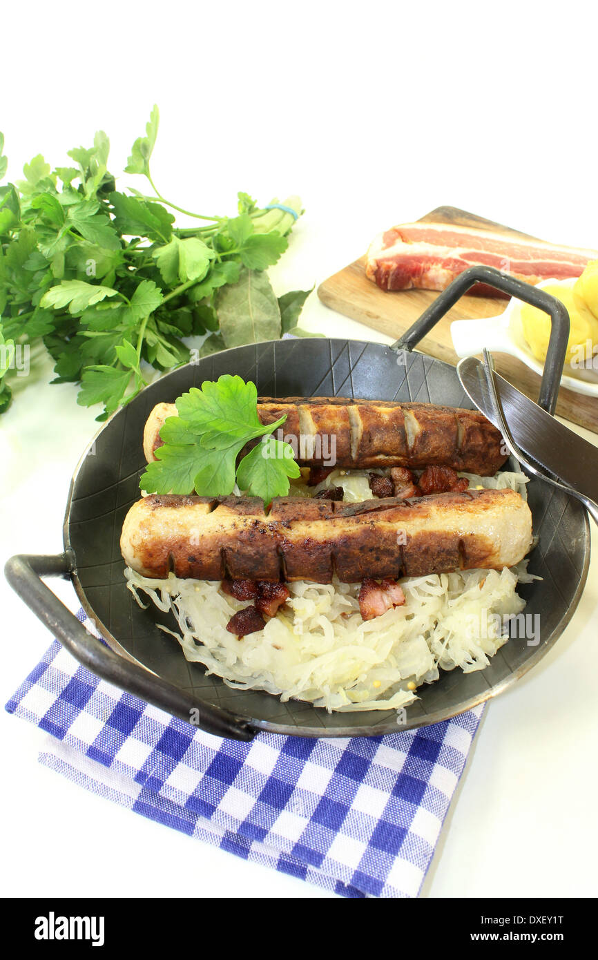 eine Pfanne mit Sauerkraut und Bratwurst Stockfotografie Alamy