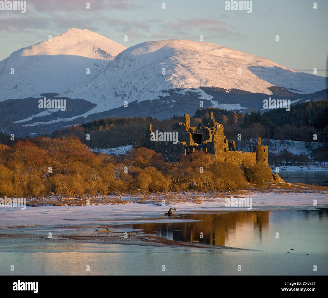 Winter-Blick in Richtung Kilchurn Castle und Ben Lui, Loch Awe, Argyll. Stockfoto