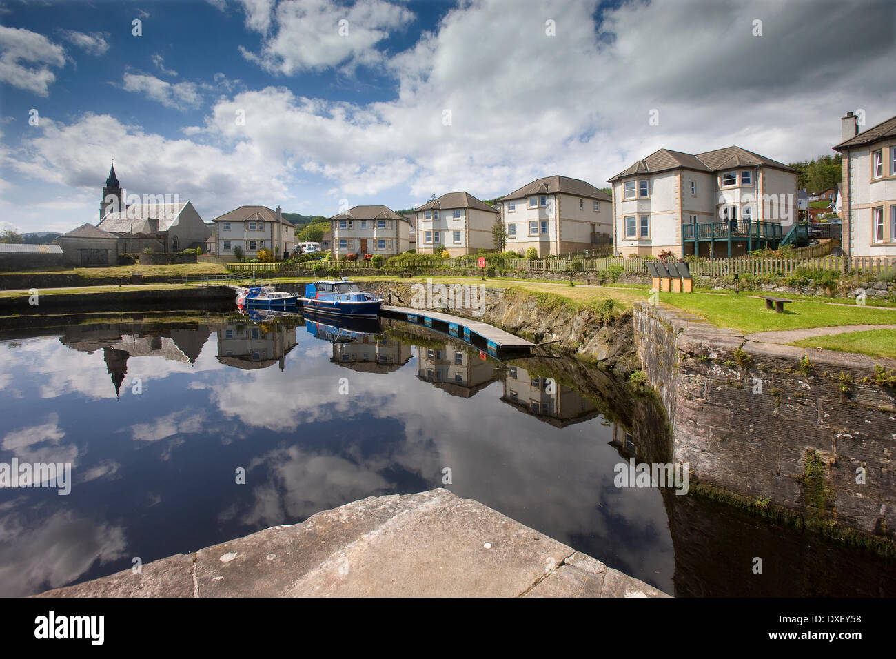 friedliche Reflexionen im Ardrishaig Kanal-Becken auf der Crinan Canal argyll Stockfoto