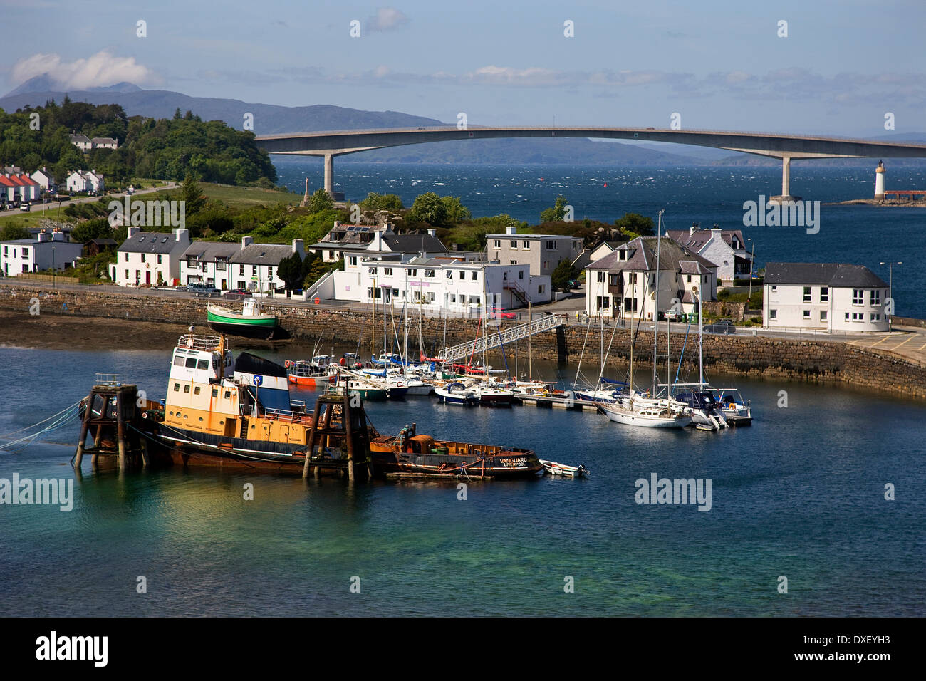 Blick vom Kleakin Richtung die Skye-Brücke und die Isle Of Skye, Highlands N/W. Stockfoto
