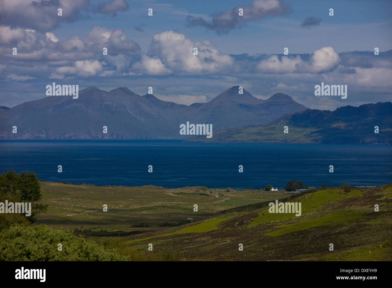 Die Insel von Rum, wie gesehen von der Ardnamurchan-Halbinsel, West Highlands. Stockfoto