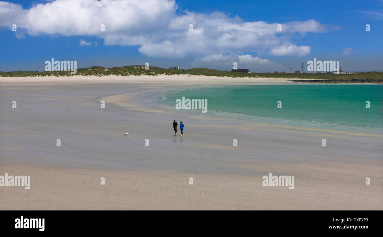 Paar am Strand in der Nähe von Scarinish, Insel Tiree Stockfoto