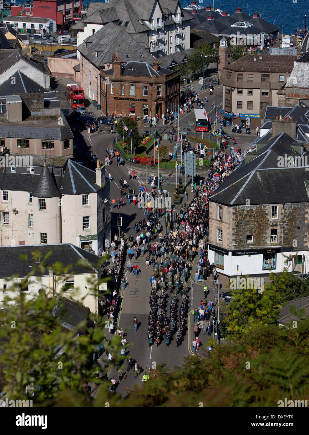 Blick hinunter auf Argyll Square mit den Highland Games Tag Marsch im Gange, Oban, Argyll. Stockfoto