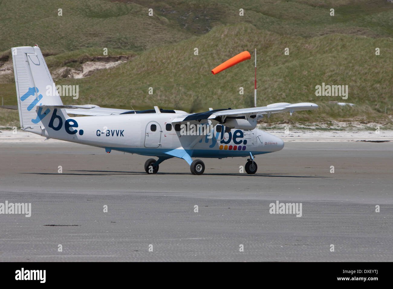 Twin Otter von 'Flybe' Rollen auf die können am Flughafen von Barra, äußeren Hebriden betrieben. Stockfoto