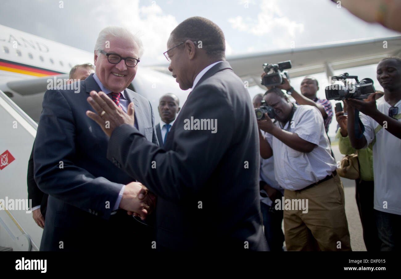 Daresalam, Tansania. 25. März 2014. Deutscher Außenminister Frank-Walter Steinmeier (SPD) wird von seinem Amtskollegen tansanische Außenminister Bernard Membe (L) am Flughafen in Daresalam, Tansania, 25. März 2014 begrüßt. Steinmeiers nächster Halt bei seinem Besuch in Afrika ist Angola. Foto: MICHAEL KAPPELER/Dpa/Alamy Live News Stockfoto