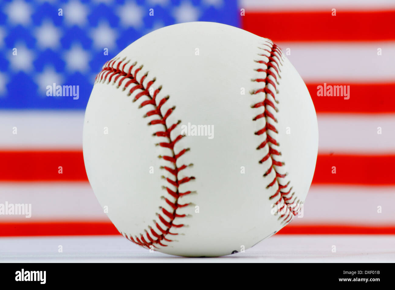 Sport Baseball Amerika. Eine authentische MLB Baseball mit einer amerikanischen Flagge im Hintergrund. Stockfoto