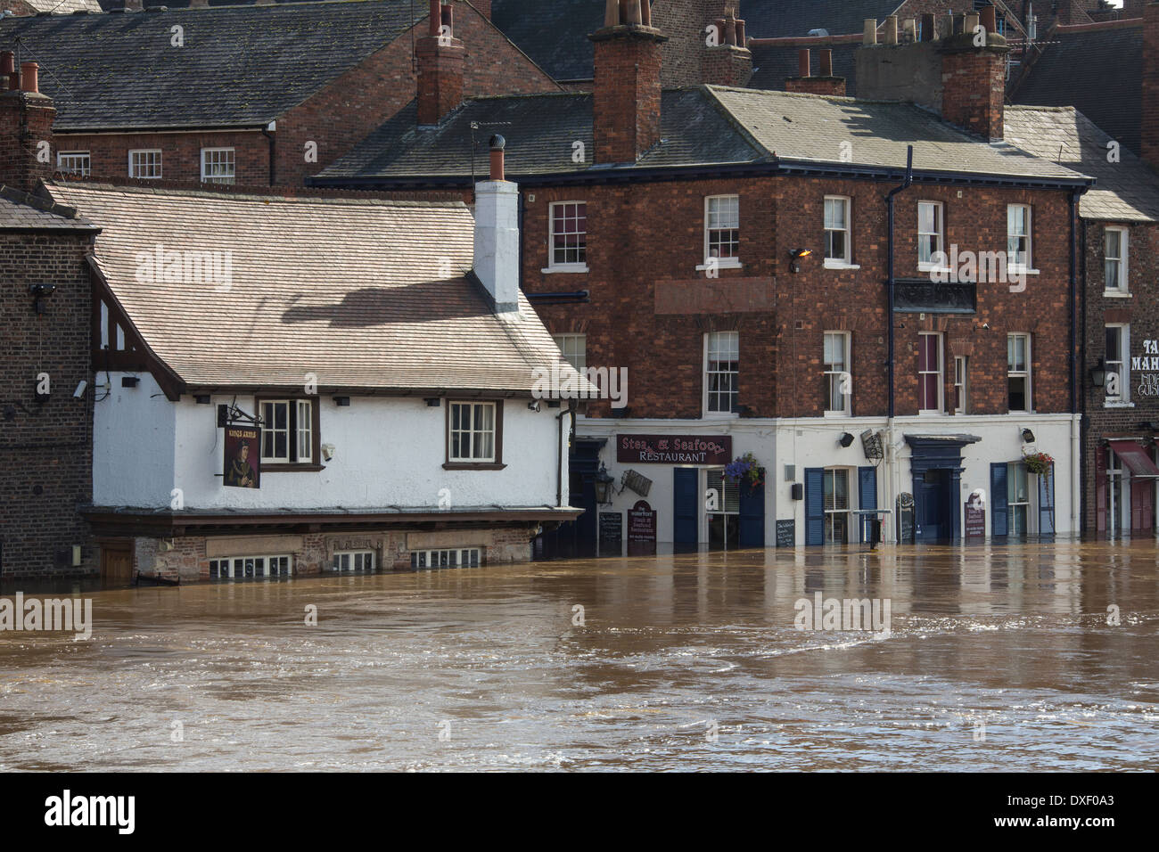 Den Fluss Ouse überflutet die Straßen von Zentrum von York im Vereinigten Königreich. September 2012. Stockfoto