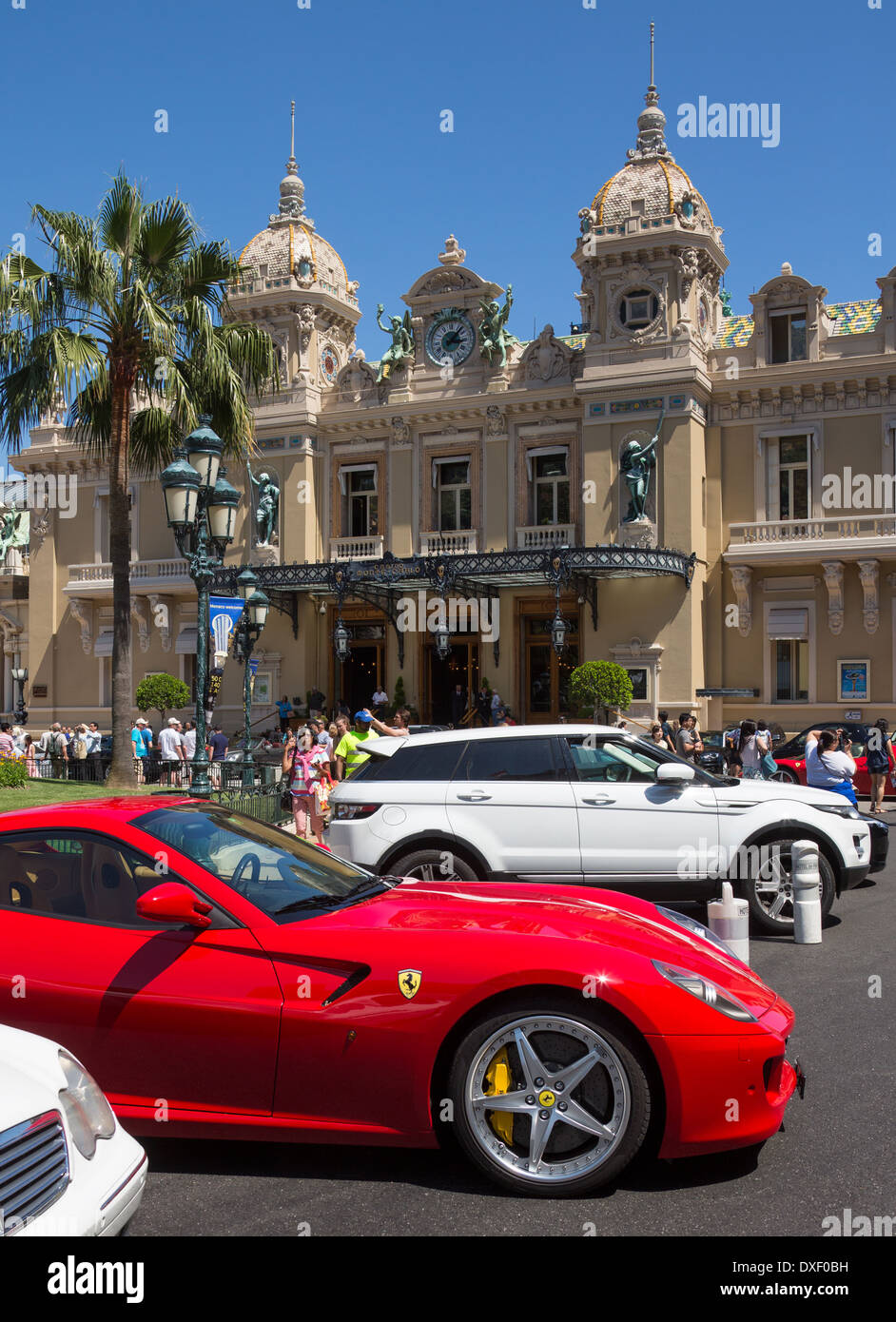 Teure Autos Ausserhalb Der Casino Von Monte Carlo In Monaco Stockfotografie Alamy