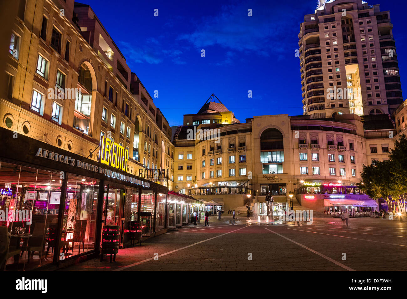 Der Nelson Mandela Square befindet sich in einem Einkaufszentrum in Sandton, Johannesburg, Südafrika. Früher bekannt als Sandton Square. Stockfoto