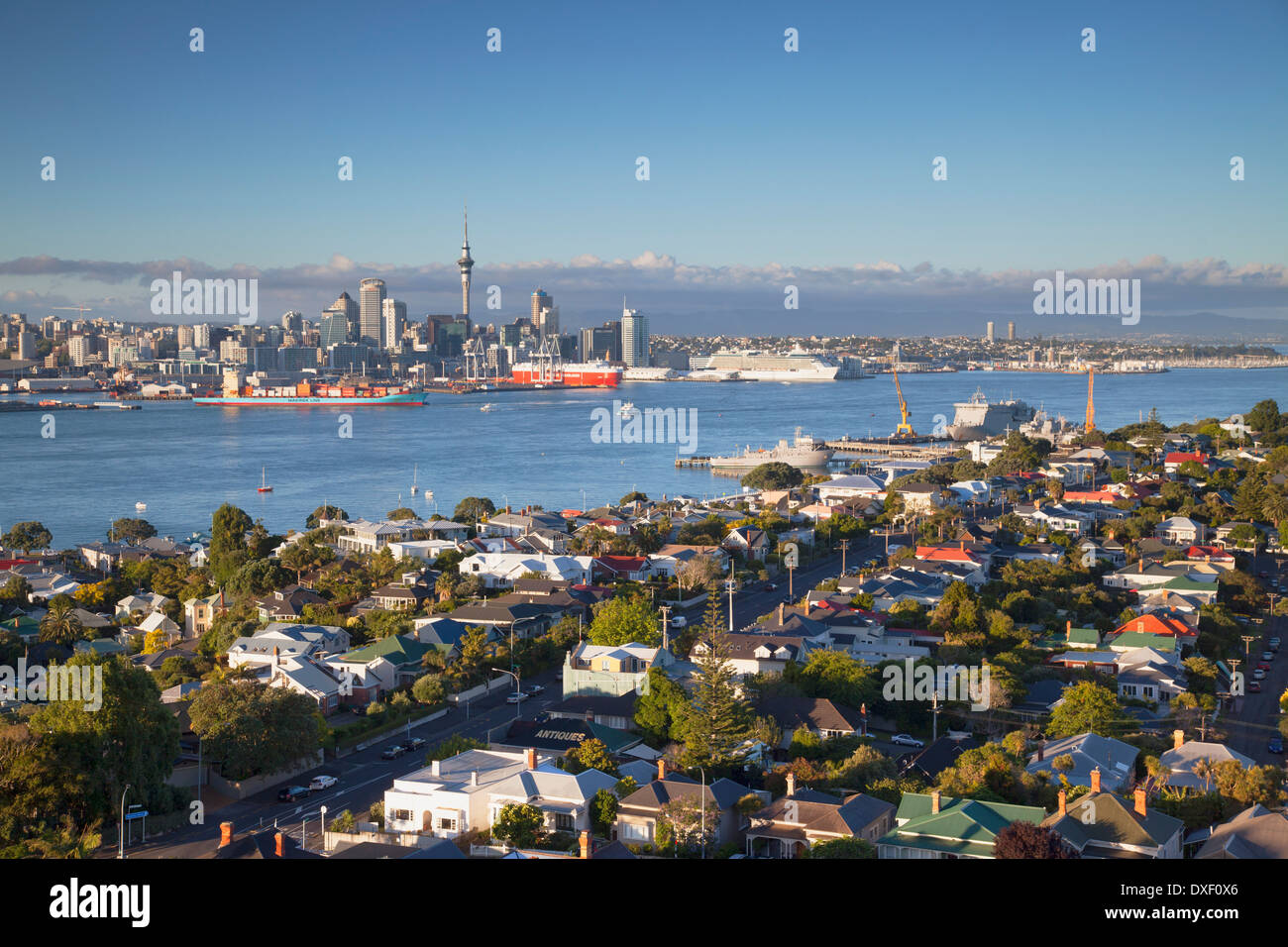 Ansicht von Devonport und Auckland Skyline, Auckland, Nordinsel, Neuseeland Stockfoto