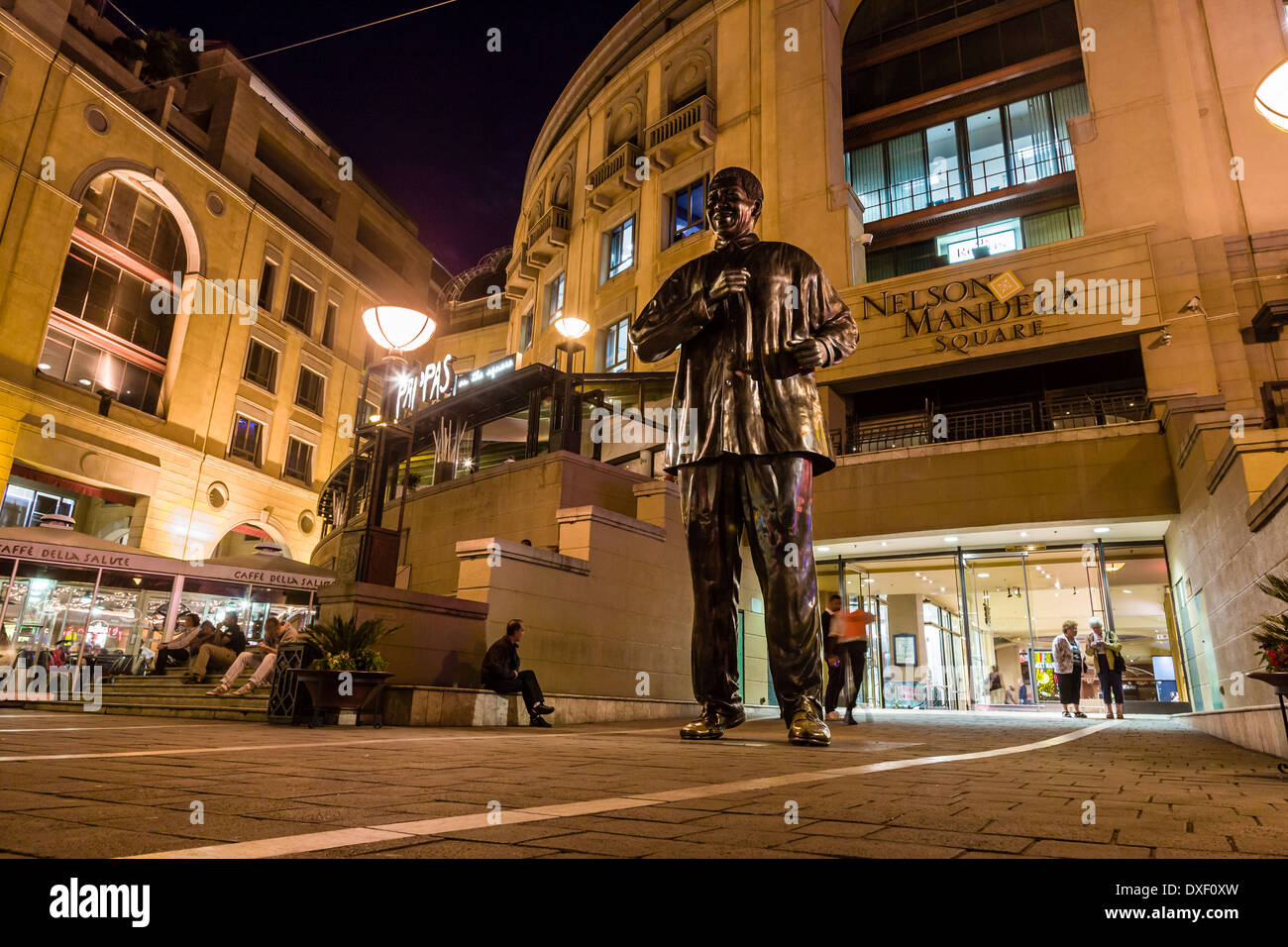 Der Nelson Mandela Square befindet sich in einem Einkaufszentrum in Sandton, Johannesburg, Südafrika. Früher bekannt als Sandton Square. Stockfoto