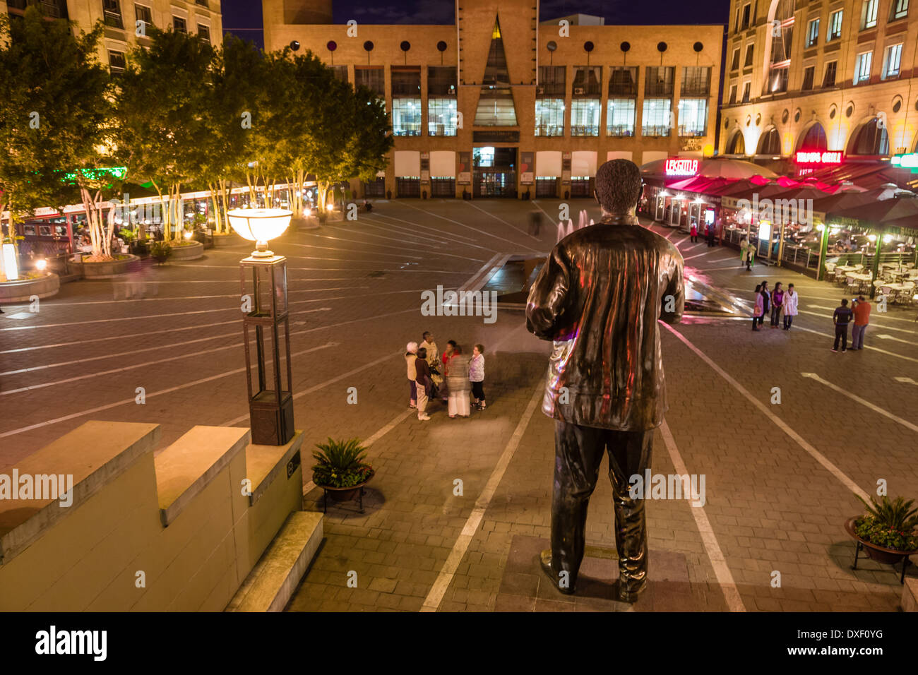 Der Nelson Mandela Square befindet sich in einem Einkaufszentrum in Sandton, Johannesburg, Südafrika. Früher bekannt als Sandton Square. Stockfoto