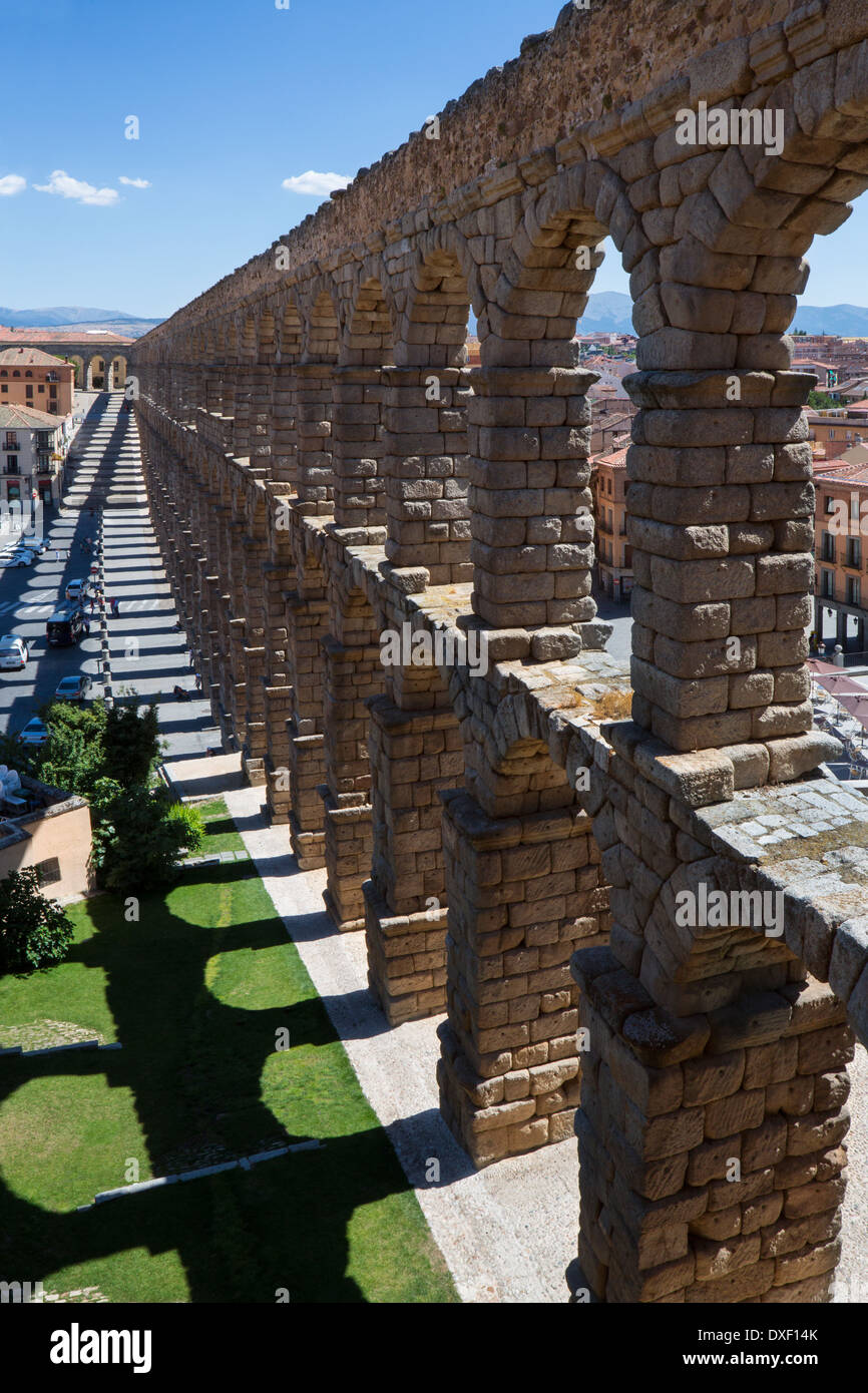 Der Roman Aquaduct in der Stadt Segovia in der Region Castilla y Leon in Zentralspanien. Stockfoto