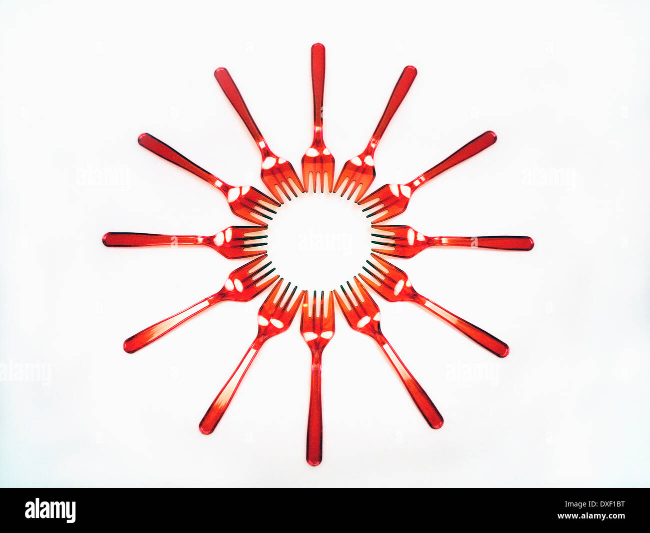 Roter Kunststoff Gabeln In A Kreis angeordnet Stockfoto