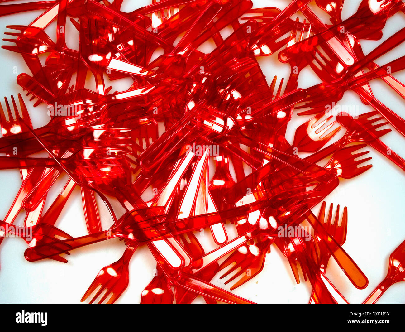 Viele rote Kunststoff-Gabeln zufällig verstreut Stockfoto