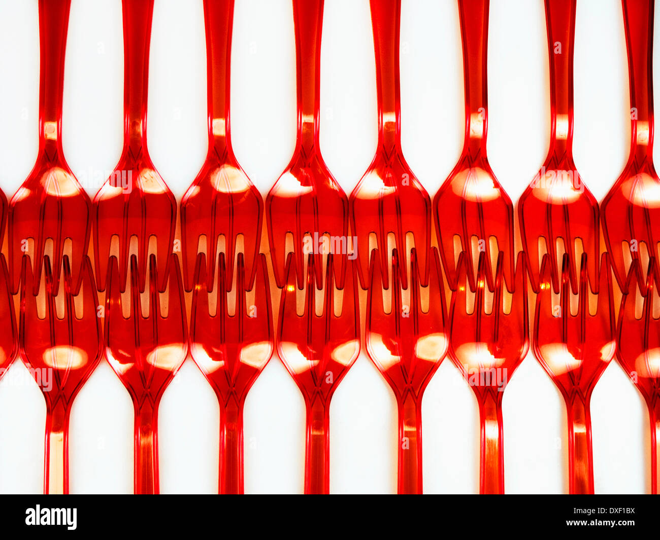 Rote Kunststoff Gabeln angeordnet Enden berühren Stockfoto