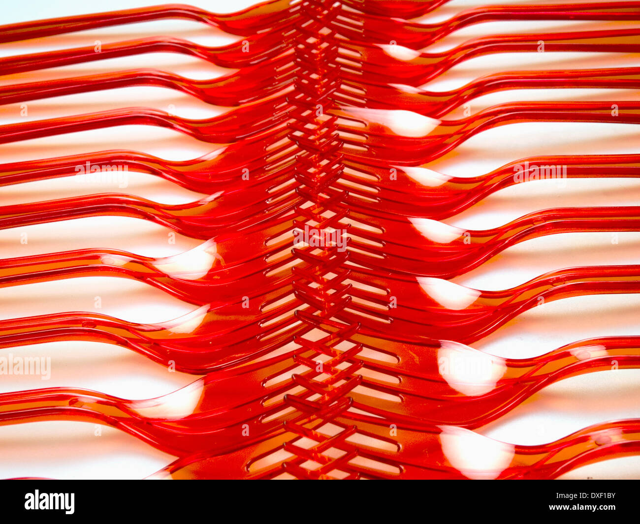 Rote Kunststoff Gabeln angeordnet Enden berühren Stockfoto
