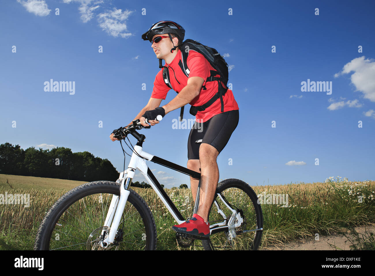 junger Mann, Radfahren, Langlauf (XC) Stockfoto