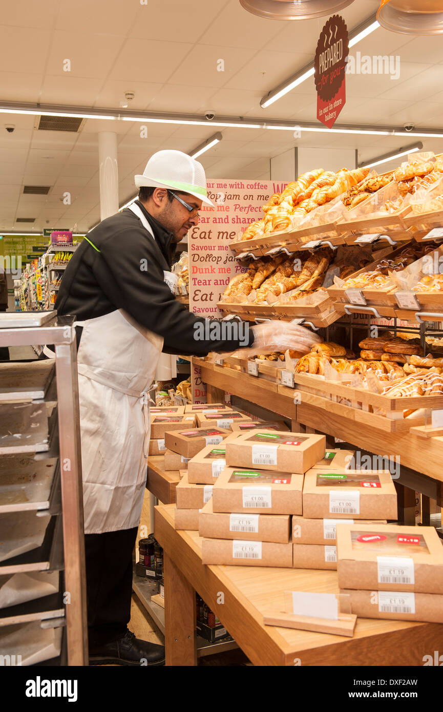 Interieur Foto des Bäckers Kuchen im Bereich Bäckerei an der Genossenschaft Shop Old Street, London EC1V UK Außerbetriebnahme. Stockfoto