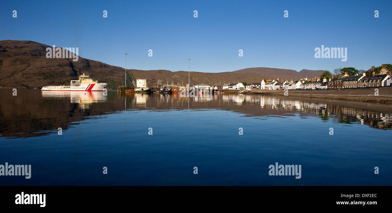 Ullapool Strandpromenade, Loch Broom, N/W Hochland. Stockfoto