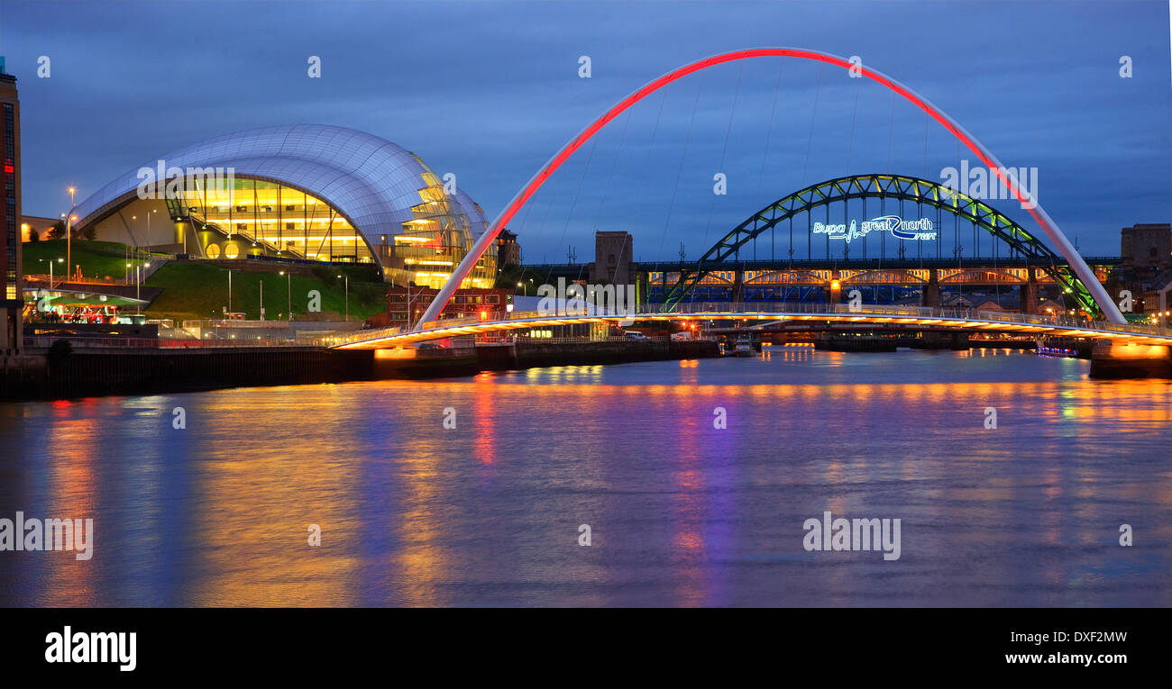 Newcastle in der Dämmerung mit dem Jubiläum & Tyne bridges im Blick Tyneside, N/E England Stockfoto
