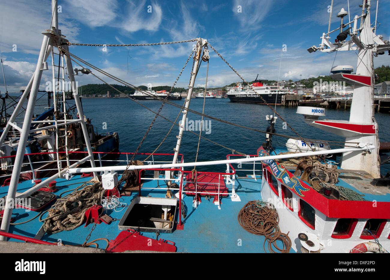 Blick über Oban Bay vom South Pier mit Fischerbooten und Auto-Fähren. Oban, Argyll Stockfoto