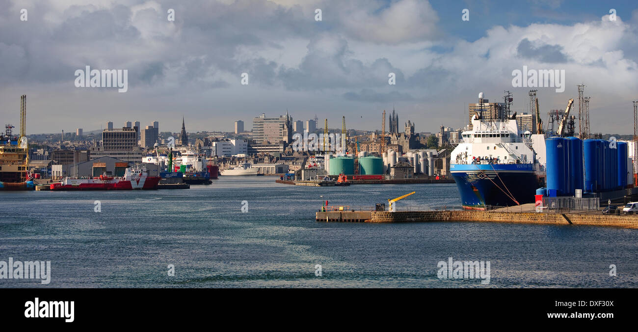 Belebten Szene in Aberdeen Harbour mit Blick auf die Stadt von Torry.Aberdeenshire. Stockfoto