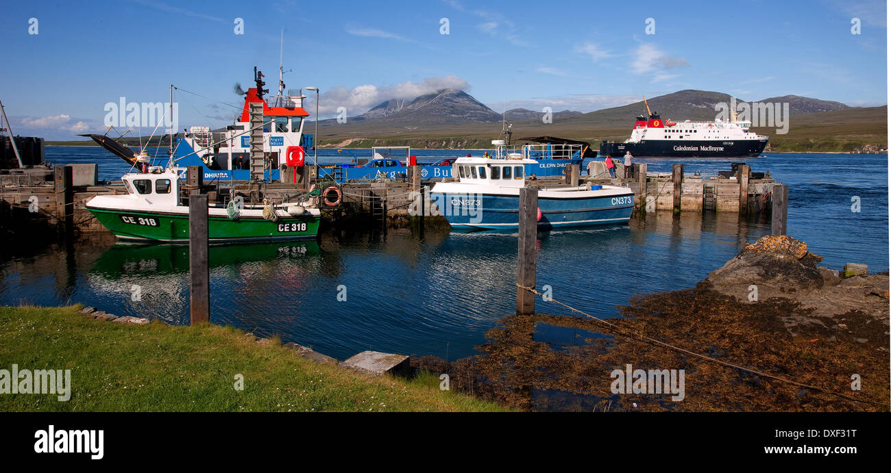 MV Finlaggan fährt Port Askaig mit Paps Jura in Ansicht, Islay. Stockfoto