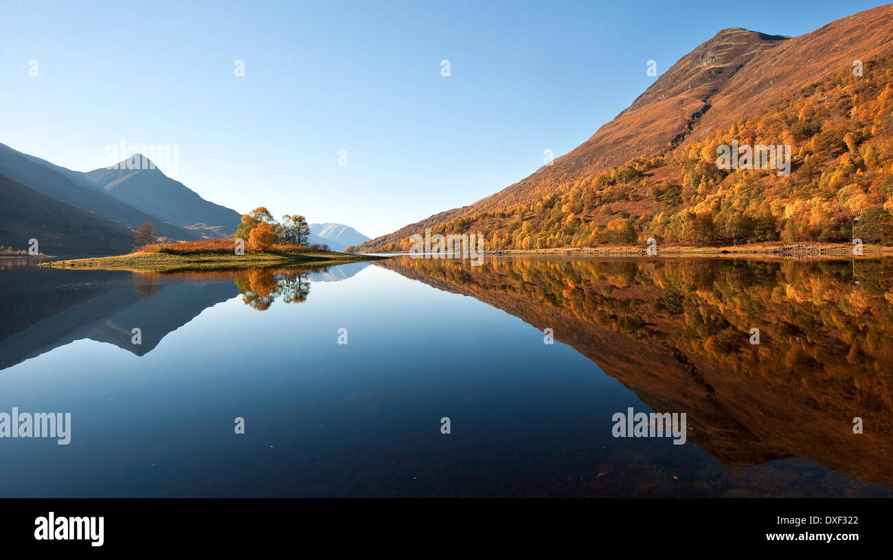 Herbst Reflexionen über Loch Leven mit Pap glencoe.from Kinlochleven. Stockfoto