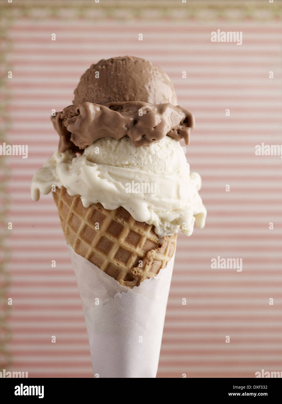 Schokolade und Vanille-Eiscreme-Kegel, Studioaufnahme Stockfoto
