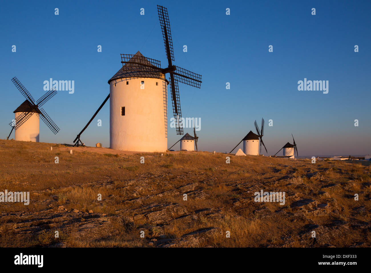 Späten Nachmittag Sonnenlicht auf die Windmühlen in Campo de Criptana in der Region La Mancha in Zentralspanien. Stockfoto