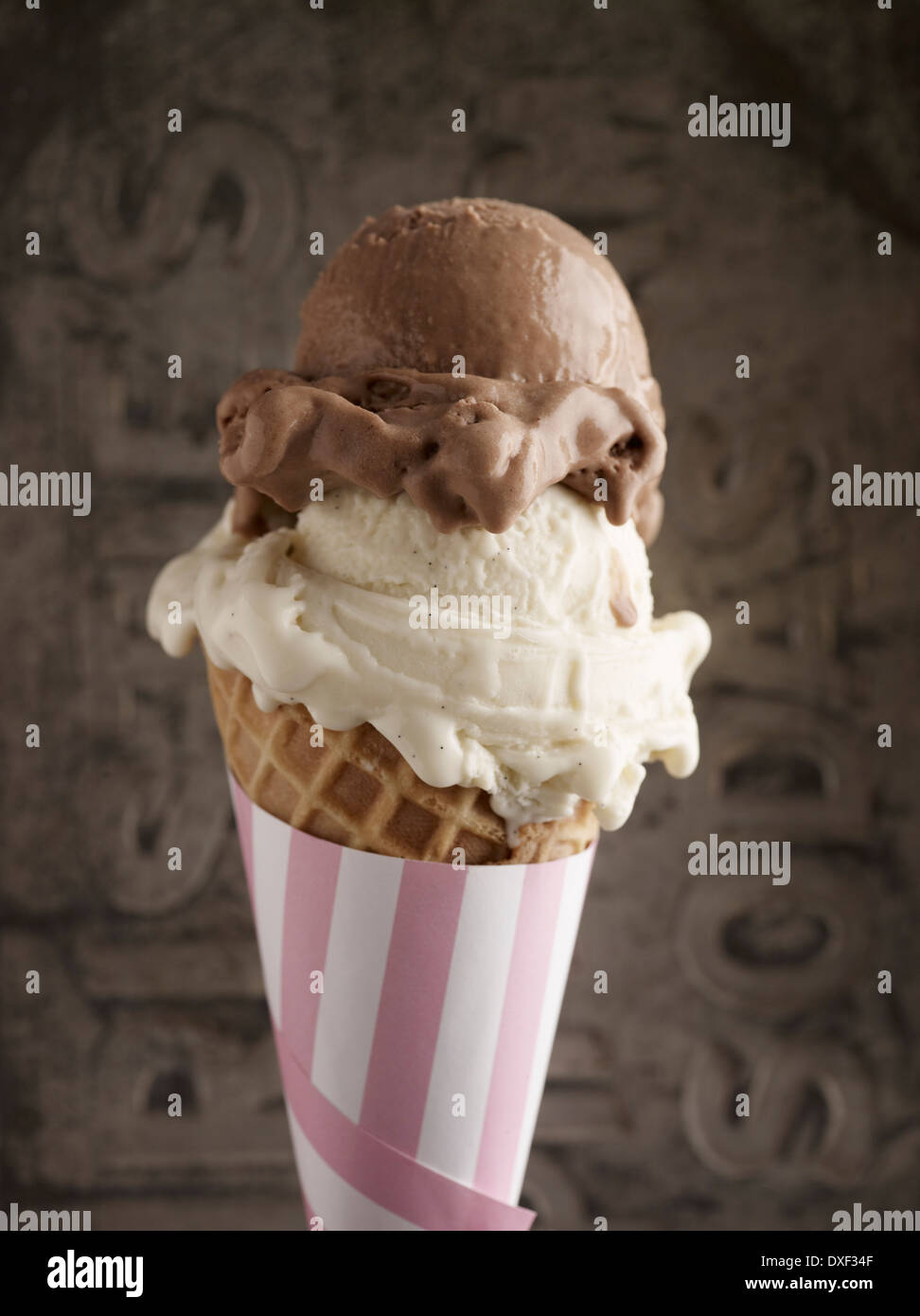 Schokolade und Vanille-Eiscreme-Kegel, Studioaufnahme Stockfoto