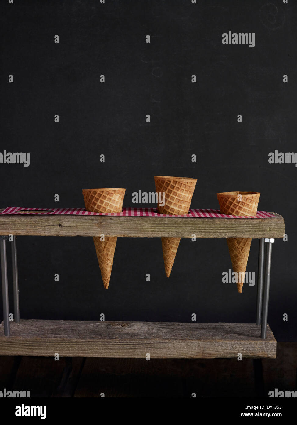 Waffelkegeln im Eis Kegel stehen, Studioaufnahme Stockfoto