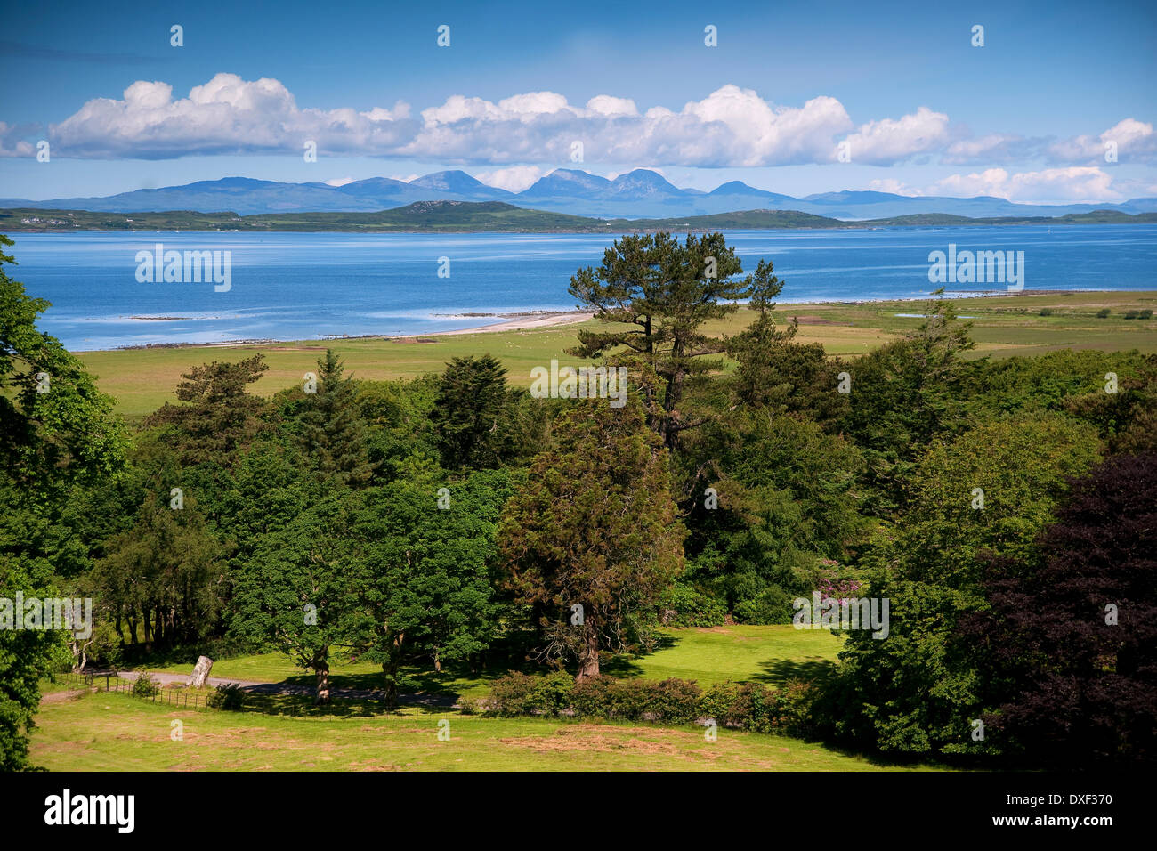 Sommer-Blick auf die Paps of Jura & Gigha von Kintyre, Argyll gesehen Stockfoto
