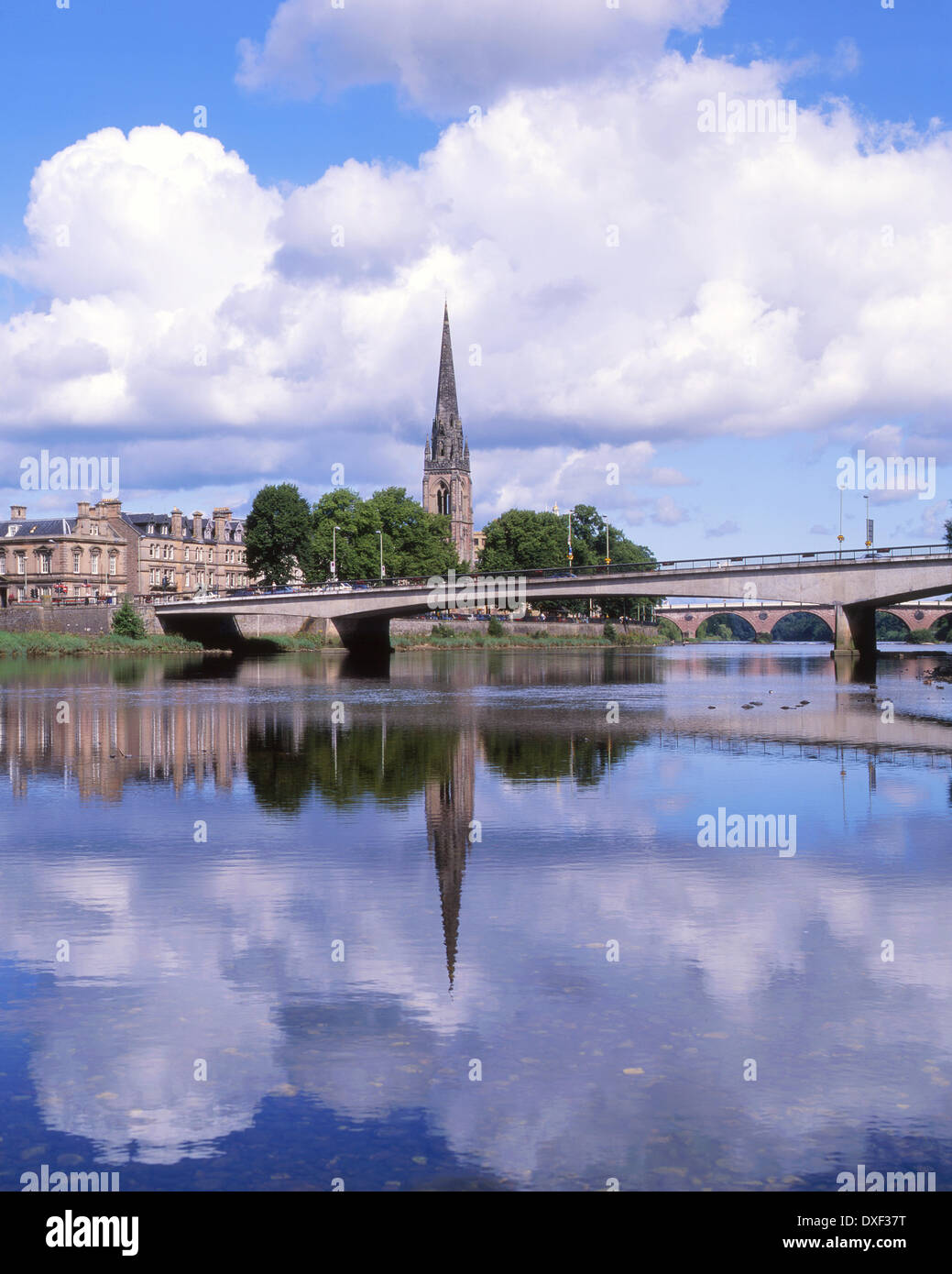 Friedliche Aussicht auf Perth von jenseits des Flusses Tay, Perthshire gesehen. Stockfoto