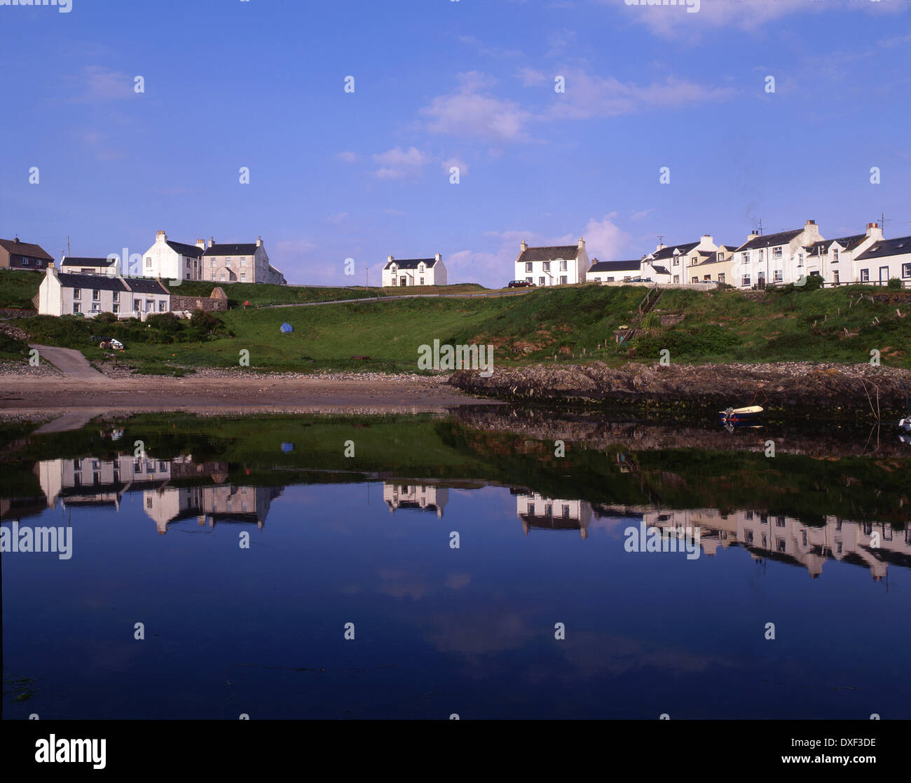 Friedliche Reflexionen an Portnahven, Islay Stockfoto