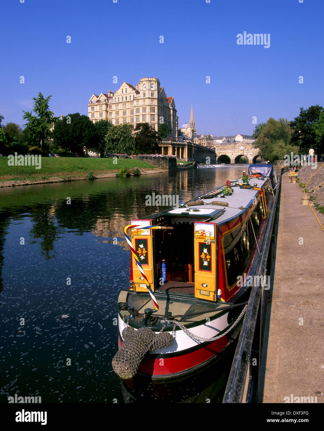 SZENE AM FLUSS AVAON NARROWBOAT MIT BLICK IN RICHTUNG PULTENEY BRIDGE. STADT BATH, SOMERSET Stockfoto