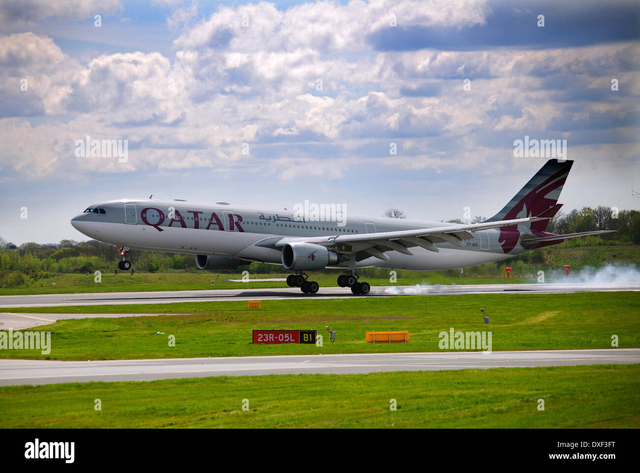 Ein Qatar Airways Airbus A330-300 Taxi-Ing Manchester airport 2012 Stockfoto