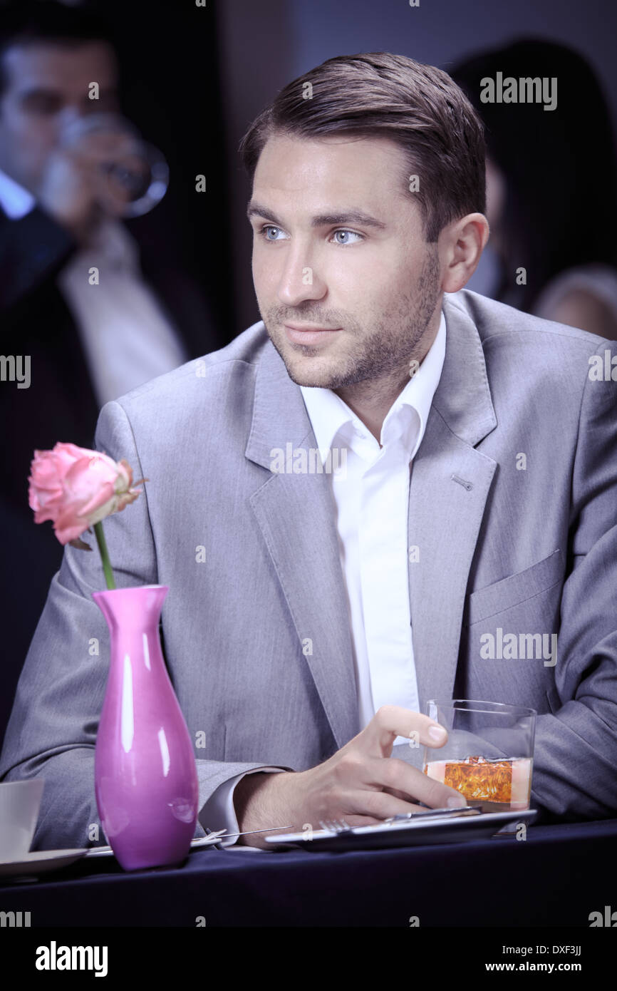 junger Mann am Tisch in einem restaurant Stockfoto