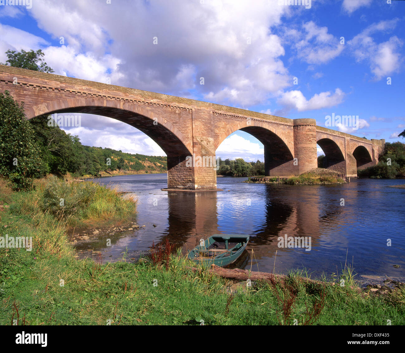 Sandsteinbrücke über dem Fluss Tweed, Nr. Ladykirk, Berwickshire, Scottish Borders. Stockfoto