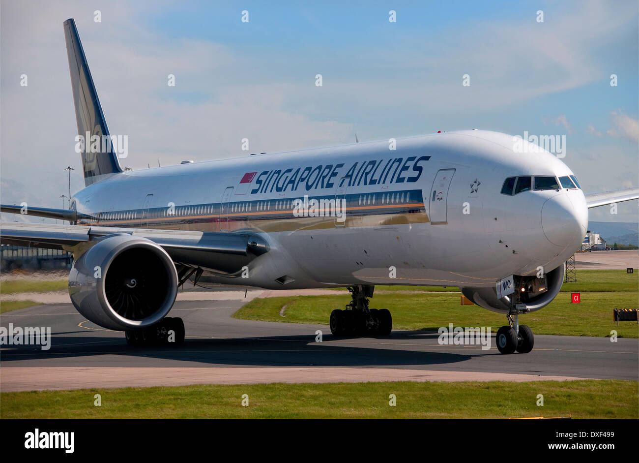 Singapore Airlines Boeing 777-300 taxis am Flughafen Manchester in England 2012 Stockfoto