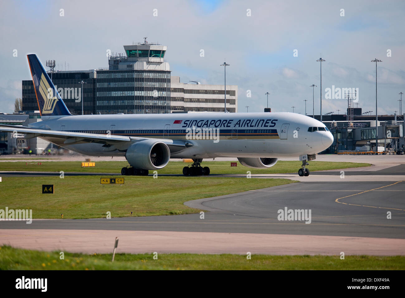 Singapore Airlines Boeing 777-300 taxis am Flughafen Manchester in England 2012 Stockfoto