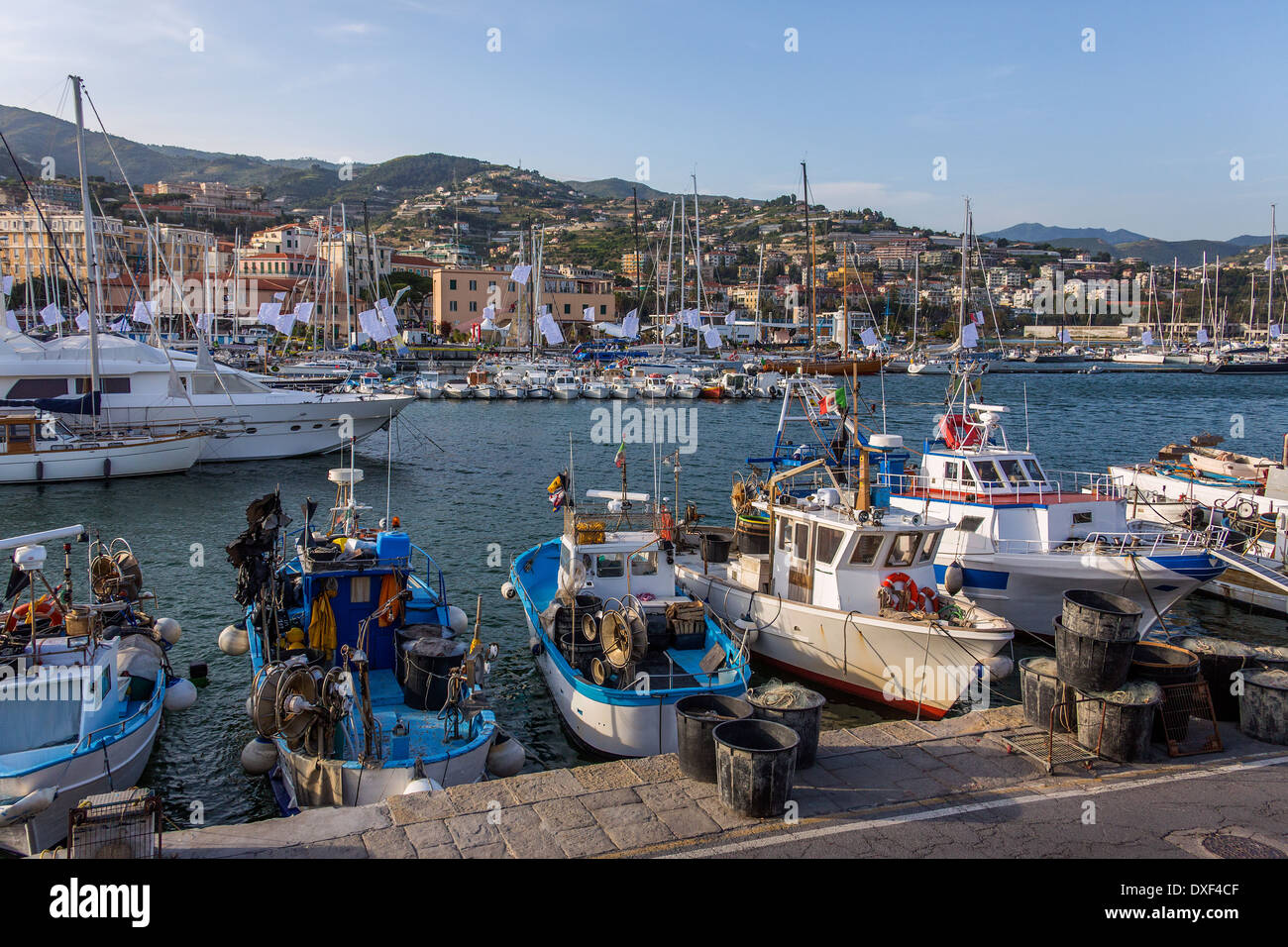 Der Hafen im mediterranen Ferienort San Remo (Sanremo) an der nordwestlichen Küste von Italien. Stockfoto